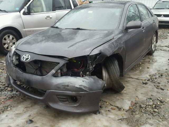 4T1BF3EKXAU556356 - 2010 TOYOTA CAMRY BASE GRAY photo 9