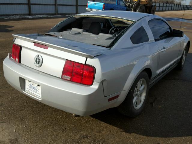 1ZVHT80N985147191 - 2008 FORD MUSTANG SILVER photo 4