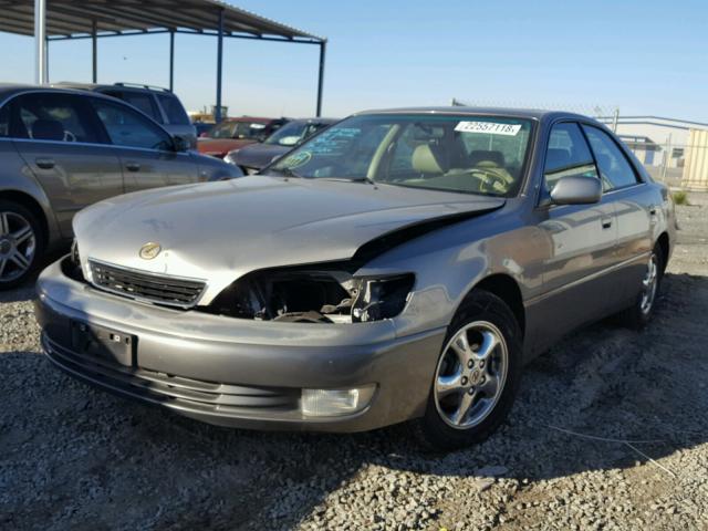 JT8BF28G7W0109549 - 1998 LEXUS ES 300 GRAY photo 2