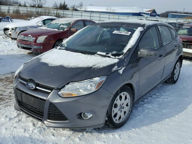 1FAHP3K28CL464094 - 2012 FORD FOCUS SE GRAY photo 2