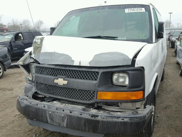 1GCGG25U341236952 - 2004 CHEVROLET EXPRESS G2 WHITE photo 2