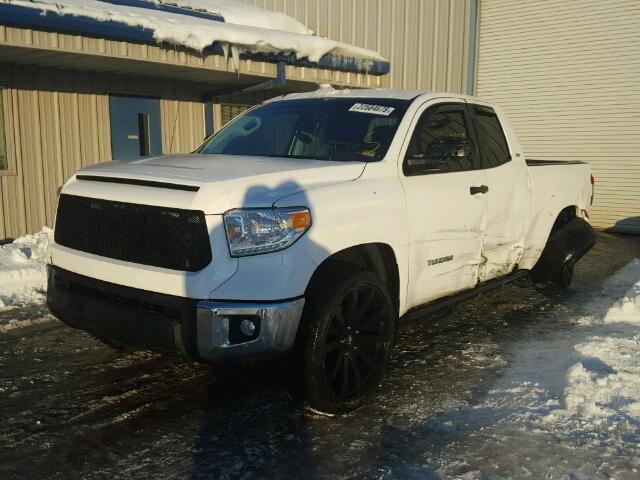 5TFUM5F12GX064822 - 2016 TOYOTA TUNDRA DOU WHITE photo 2