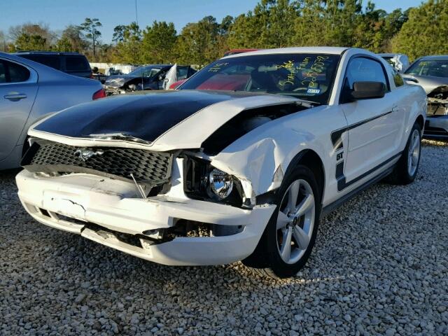 1ZVFT80N265130494 - 2006 FORD MUSTANG WHITE photo 2