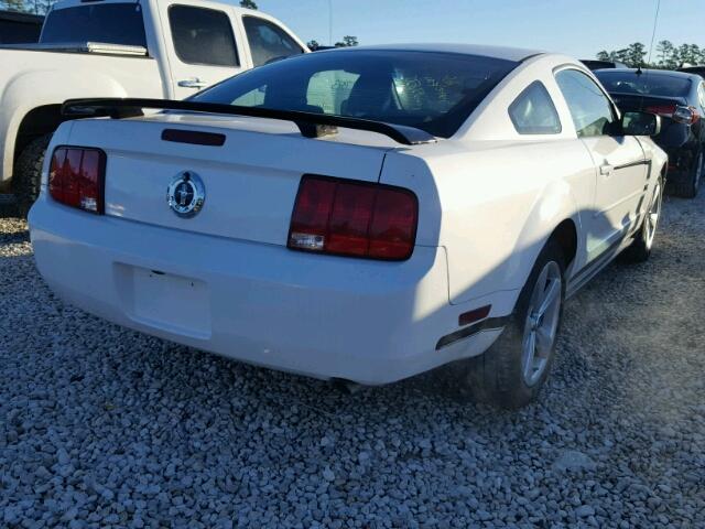 1ZVFT80N265130494 - 2006 FORD MUSTANG WHITE photo 4