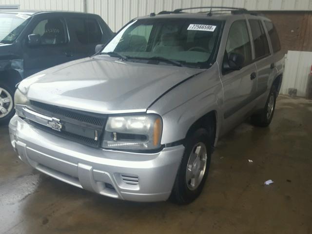 1GNDT13S052122064 - 2005 CHEVROLET TRAILBLAZE SILVER photo 2