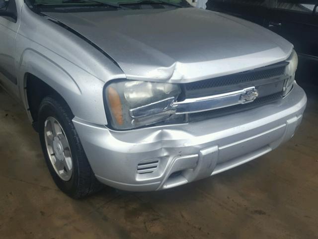 1GNDT13S052122064 - 2005 CHEVROLET TRAILBLAZE SILVER photo 9