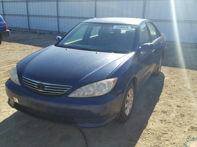 JTDBE30K953014210 - 2005 TOYOTA CAMRY LE ლურჯი ფოტო 2