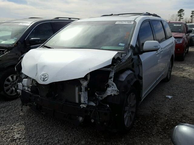 5TDYK3DC2FS673073 - 2015 TOYOTA SIENNA XLE WHITE photo 2