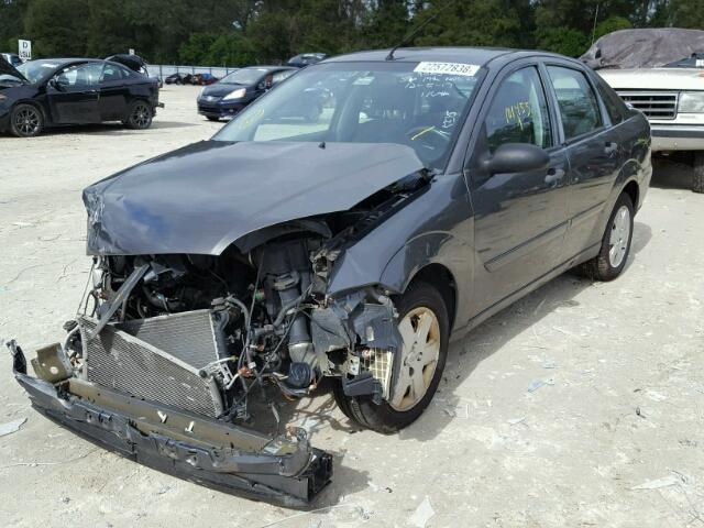 1FAFP34N77W327523 - 2007 FORD FOCUS ZX4 GRAY photo 2