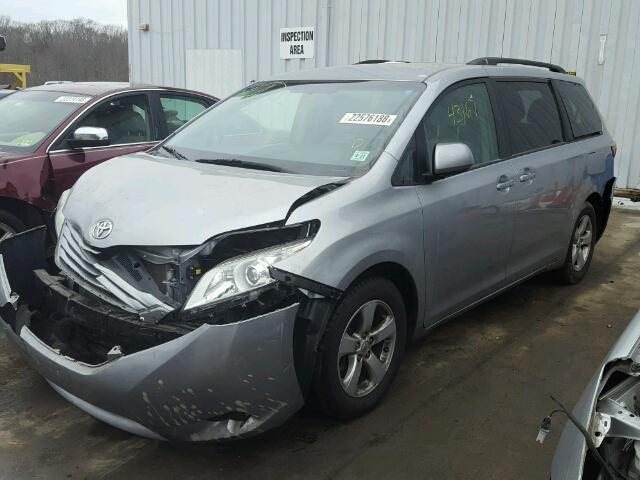 5TDKK3DC5GS721818 - 2016 TOYOTA SIENNA LE SILVER photo 2