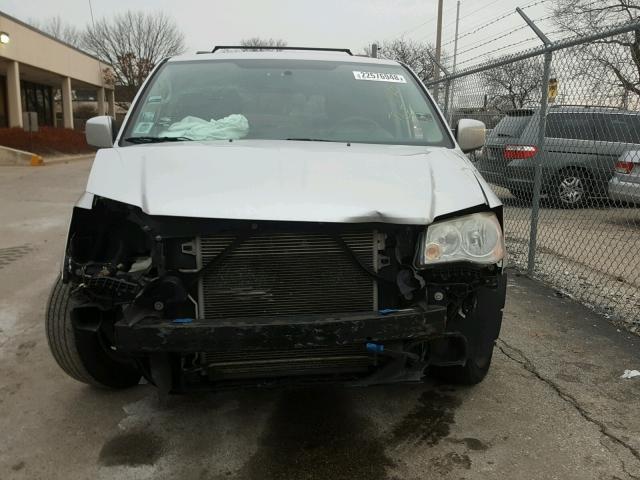 2D4RN3DG0BR638973 - 2011 DODGE GRAND CARA SILVER photo 9