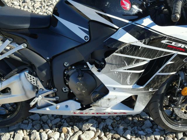 JH2PC40J4GK201055 - 2016 HONDA CBR600 RR BLACK photo 9