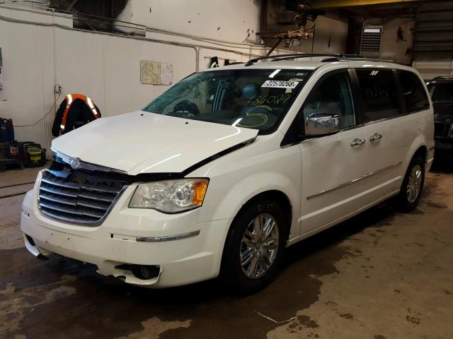 2A4RR6DX8AR186024 - 2010 CHRYSLER TOWN & COU WHITE photo 2