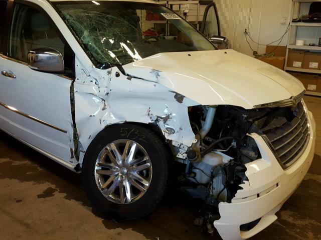 2A4RR6DX8AR186024 - 2010 CHRYSLER TOWN & COU WHITE photo 9