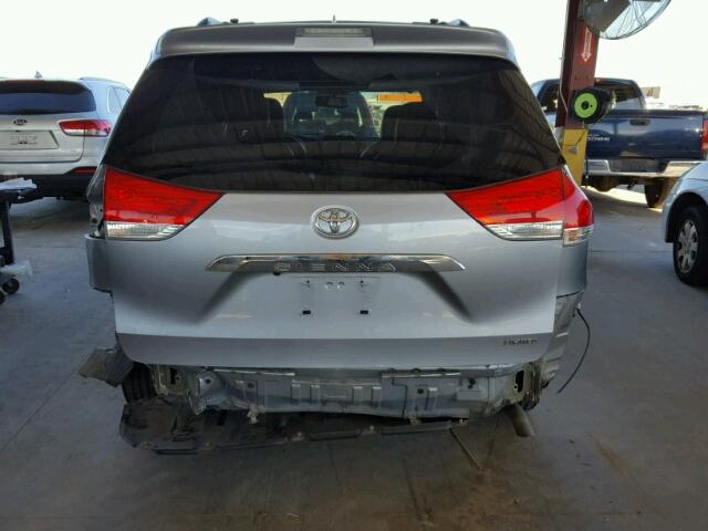 5TDYK3DC9BS163331 - 2011 TOYOTA SIENNA XLE SILVER photo 9