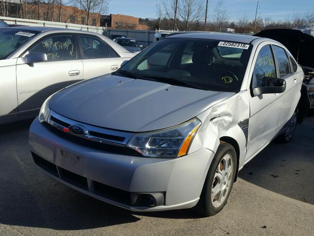 1FAHP35N28W299719 - 2008 FORD FOCUS SE SILVER photo 2