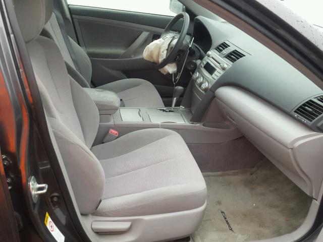 JTNBK3EK6A3047737 - 2010 TOYOTA CAMRY SE GRAY photo 5