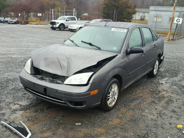 1FAFP34NX5W159812 - 2005 FORD FOCUS ZX4 GRAY photo 2