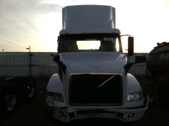 4V4MC9DG8GN967669 - 2016 VOLVO VN VNM WHITE photo 7