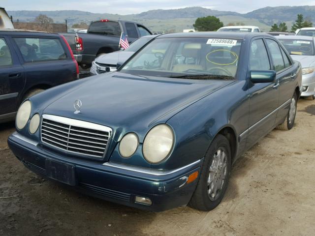 WDBJF65F7WA556682 - 1998 MERCEDES-BENZ E 320 GREEN photo 2