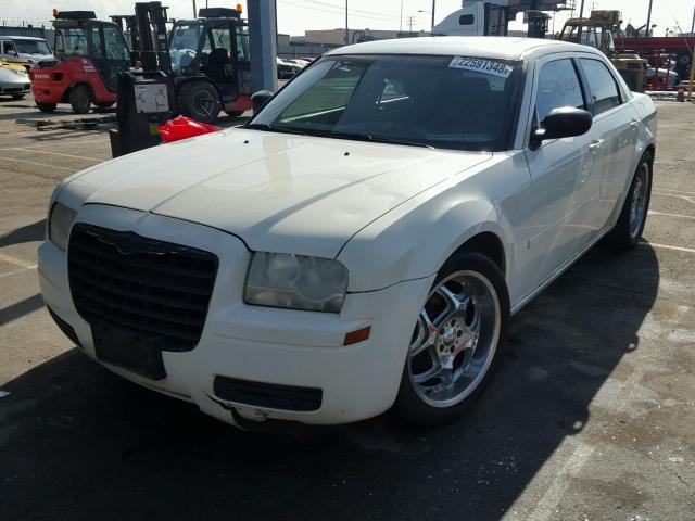 2C3JA43R15H138270 - 2005 CHRYSLER 300 WHITE photo 2