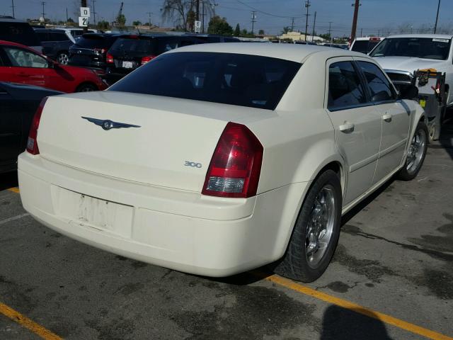 2C3JA43R15H138270 - 2005 CHRYSLER 300 WHITE photo 4