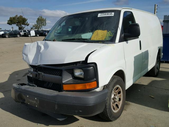 1GCSGAFXXB1105446 - 2011 CHEVROLET EXPRESS G1 WHITE photo 2