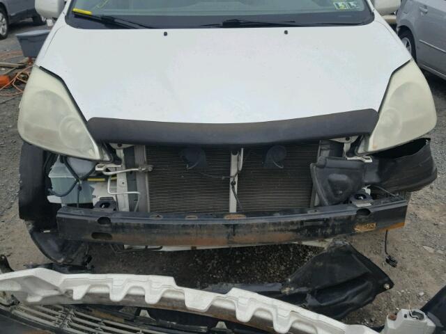 5TDZA22C44S117090 - 2004 TOYOTA SIENNA XLE WHITE photo 9