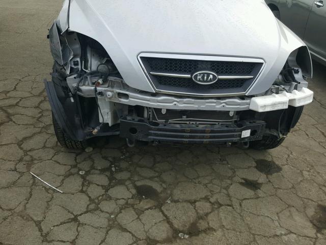 KNDJC733445329268 - 2004 KIA SORENTO EX SILVER photo 9