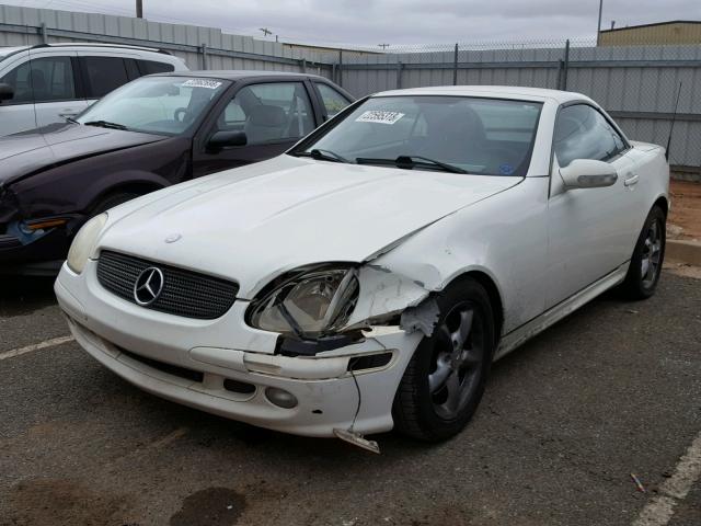 WDBKK65F22F266850 - 2002 MERCEDES-BENZ SLK 320 WHITE photo 2