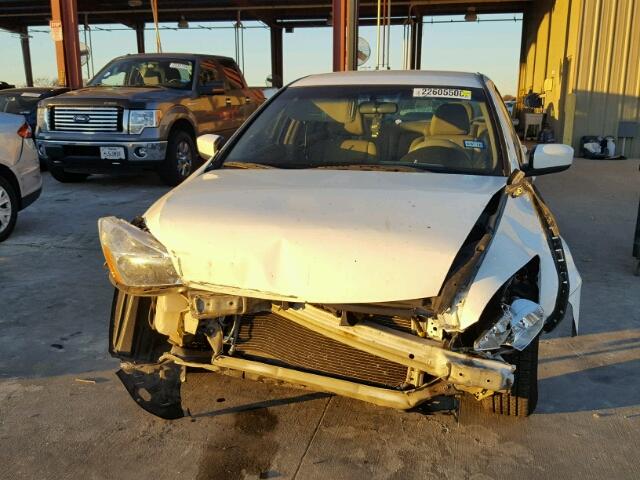 3HGCM56384G708354 - 2004 HONDA ACCORD LX WHITE photo 9