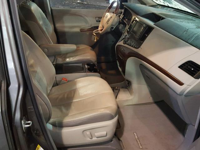 5TDYK3DC9CS210598 - 2012 TOYOTA SIENNA XLE GRAY photo 5