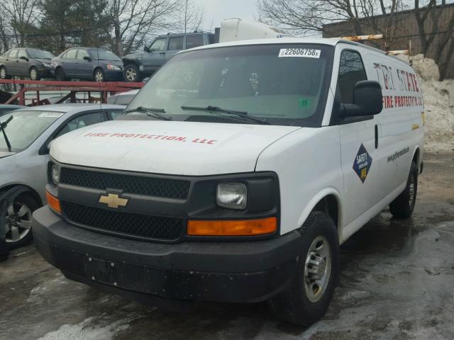 1GCWGFCAXB1138543 - 2011 CHEVROLET EXPRESS G2 WHITE photo 2