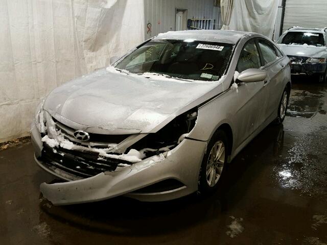 5NPEB4ACXEH941272 - 2014 HYUNDAI SONATA GLS SILVER photo 2