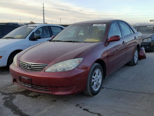 4T1BF32K05U103602 - 2005 TOYOTA CAMRY LE RED photo 2