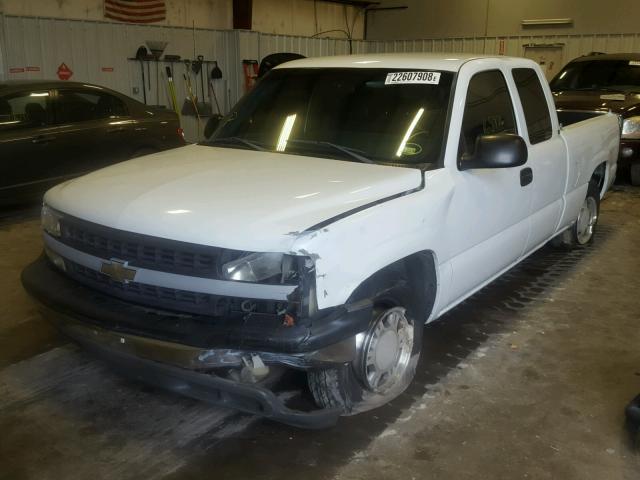 2GCEC19V421201439 - 2002 CHEVROLET SILVERADO WHITE photo 2