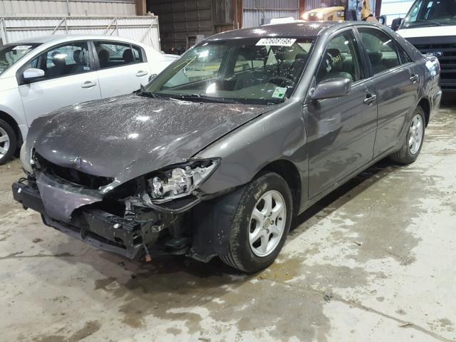 4T1BE32K15U610916 - 2005 TOYOTA CAMRY LE GRAY photo 2