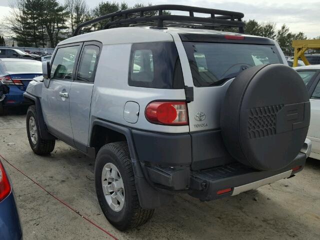 JTEBU11F570082836 - 2007 TOYOTA FJ CRUISER SILVER photo 3