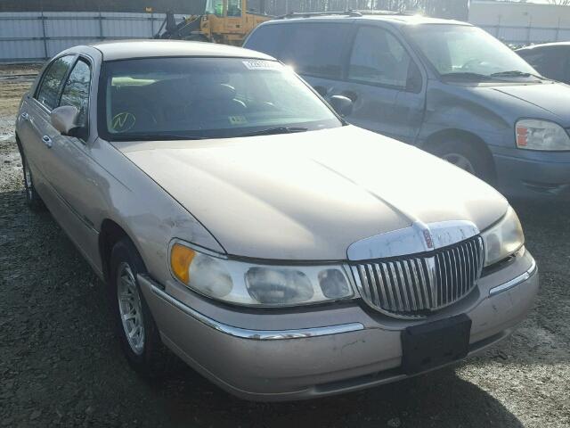 1LNFM82W7WY733814 - 1998 LINCOLN TOWN CAR S TAN photo 1