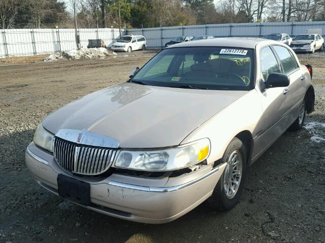 1LNFM82W7WY733814 - 1998 LINCOLN TOWN CAR S TAN photo 2