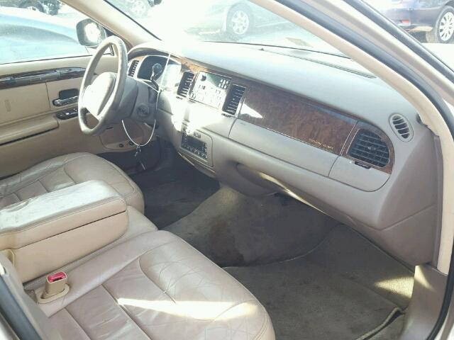 1LNFM82W7WY733814 - 1998 LINCOLN TOWN CAR S TAN photo 5