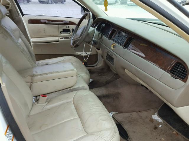 1LNHM83W2YY791243 - 2000 LINCOLN TOWN CAR C WHITE photo 5