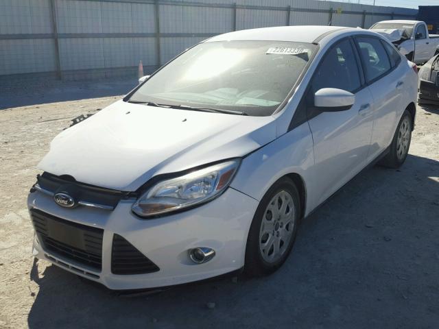 1FAHP3F20CL258696 - 2012 FORD FOCUS SE WHITE photo 2