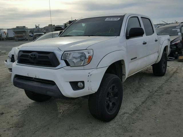 5TFJU4GN4FX077746 - 2015 TOYOTA TACOMA DOU WHITE photo 2