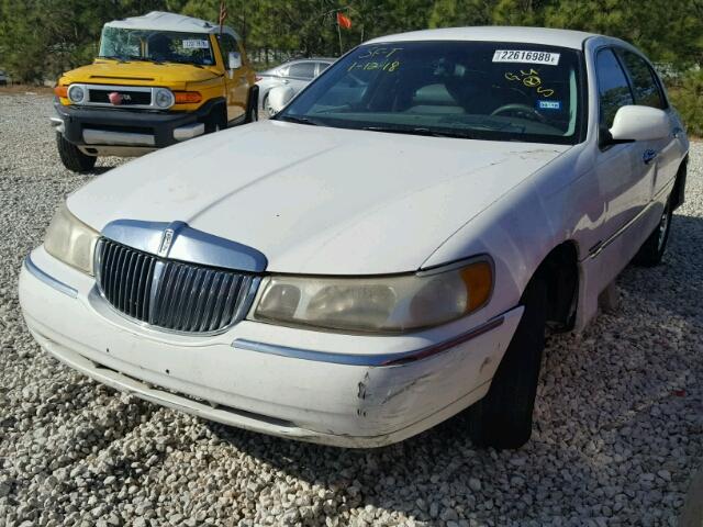 1LNHM82W4XY646317 - 1999 LINCOLN TOWN CAR S WHITE photo 2