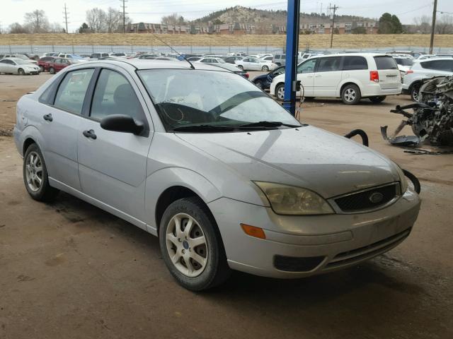 1FAHP34N65W216614 - 2005 FORD FOCUS ZX4 SILVER photo 1