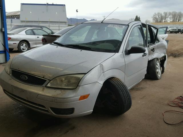 1FAHP34N65W216614 - 2005 FORD FOCUS ZX4 SILVER photo 2