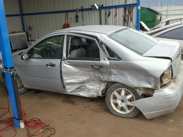 1FAHP34N65W216614 - 2005 FORD FOCUS ZX4 SILVER photo 9