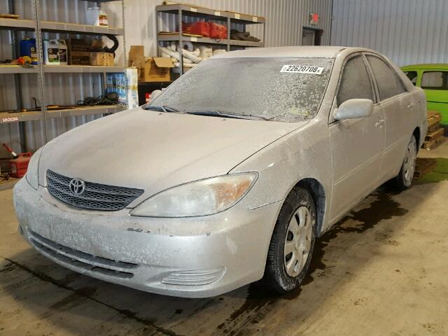 4T1BE32K52U626807 - 2002 TOYOTA CAMRY LE SILVER photo 2