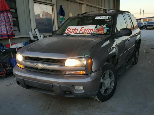 1GNDT13S152351367 - 2005 CHEVROLET TRAILBLAZE GRAY photo 2